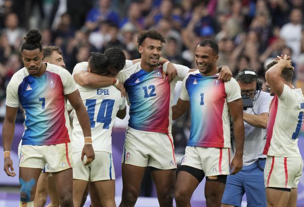 Francia celebra su victoria sobre Fiji en la final del torneo varonil de rugby 7 de París 2024.