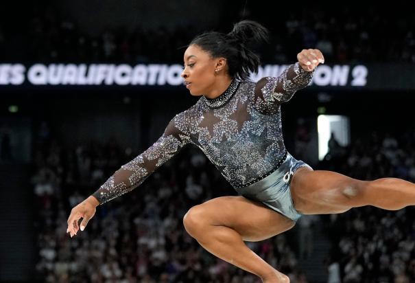 Simone Biles compite en la viga de equilibrio durante la ronda clasificatoria de la gimnasia de los Juegos Olímpicos París 2024