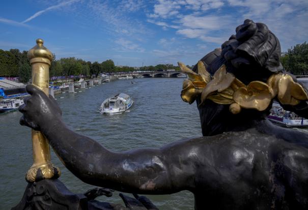 Una barcaza surca por el río Sena frente al puente Alexandre III el 28 de julio.