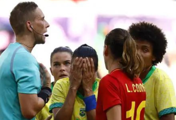 Marta sale entre lágrimas al ser expulsada en el partido contra España en los Juegos Olímpicos de París 2024