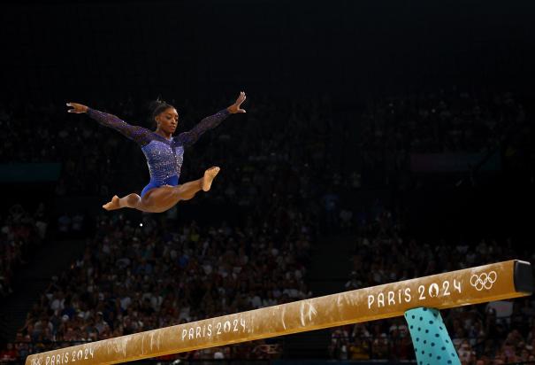 Simone Biles en una de sus rutinas, ayer, en Bercy Arena.