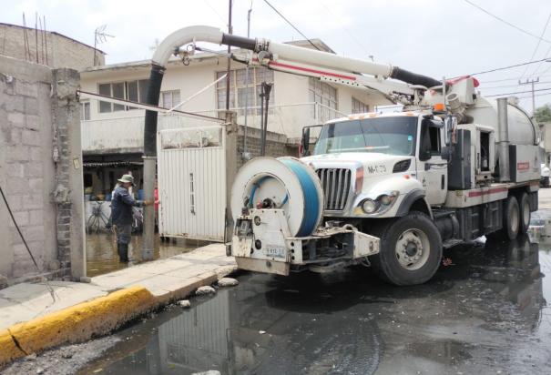 Personal de Protección Civil y CAEM coordinan esfuerzos para reducir niveles de agua.