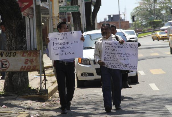 Policías de Tabasco marchan, en 2020, para denunciar presuntos actos de corrupción e inseguridad.