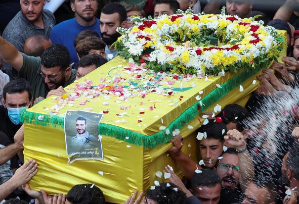 Miles de residentes se suman a los funerales de presuntos terroristas tras el primer día de ataques.