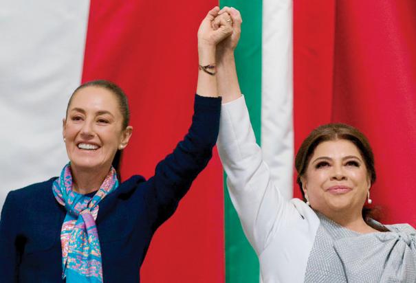 La presidenta Claudia Sheinbaum levanta la mano a la nueva Jefa de Gobierno de la Ciudad de México, Clara Brugada, ayer, en el Congreso capitalino.