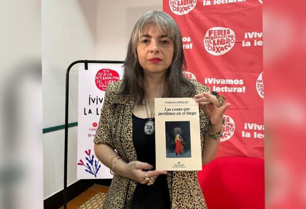 La escritora argentina Mariana Enríquez, posa con su libro "Las cosas que perdimos en el fuego".