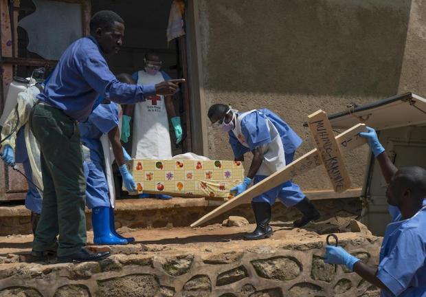 En la imagen de archivo, trabajadores sanitarios retiran el cuerpo de un niño congoleño, muerto por Ébola, en 2019.