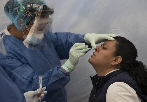 Aplican una prueba de COVID-19  a una mujer en un centro de salud, en la Ciudad de México, 15 de julio de 2020.