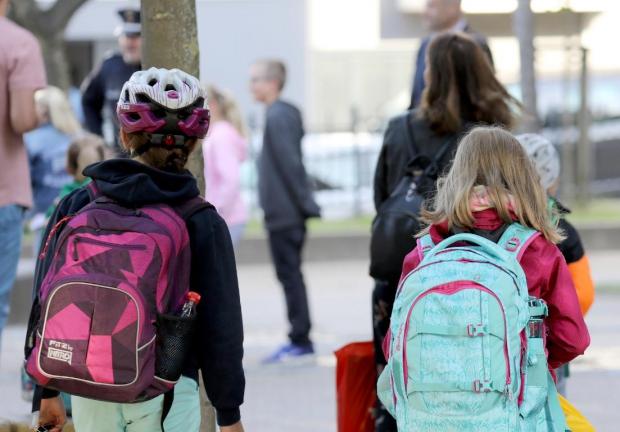 Niñas y niños egresan a clase en Alemania, el 3 de agosto de 2020.