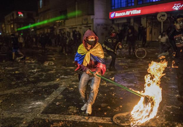 Manifestantes chocan con la policía durante las protestas provocadas por la muerte de un hombre después de que fue detenido por la policía en Bogotá, el de septiembre de 2020.