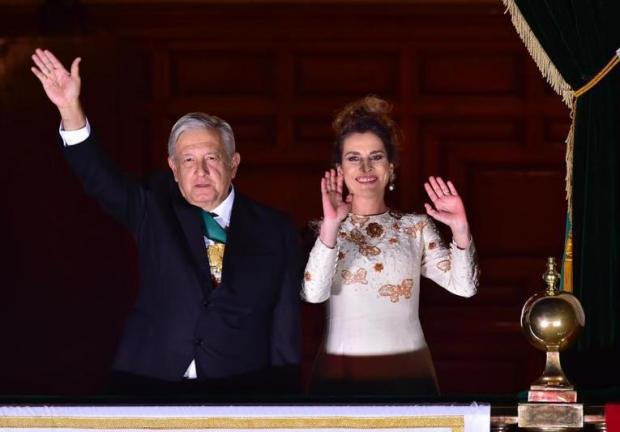 El presidente y su esposa en uno de los balcones de Palacio Nacional.