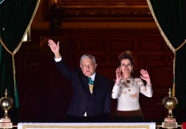 El presidente y su esposa en uno de los balcones de Palacio Nacional.