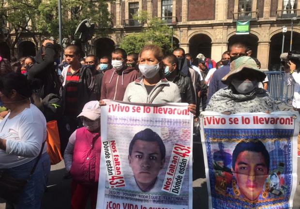 Padres de los 43 normalistas de Ayotzinapa.