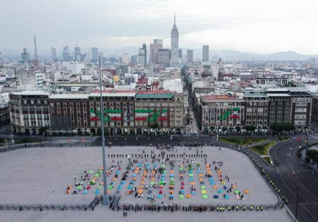Manifestantes de FRENA instalan plantón en el Zócalo.
