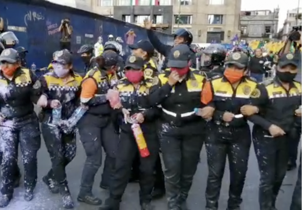 Policías de la SSC de la CDMX fueron agredidas con pintura por manifestantes que buscaban llegar al Zócalo.