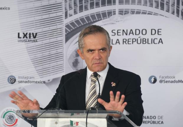 El senador Miguel Ángel Mancera, por el partido del PRD.