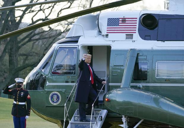 Presidente Donald Trump saluda al abordar el helicóptero Marine One en el jardín de la Casa Blanca, miércoles 20 de enero de 2021.