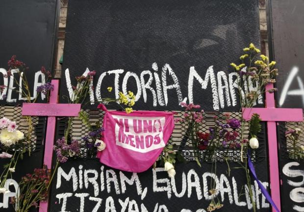 El el marco del Día Internacional de la Mujer, la valla que rodea Palacio Nacional fue cubierta con flores, cruces y nombres de mujeres que han sido víctimas de feminicidio