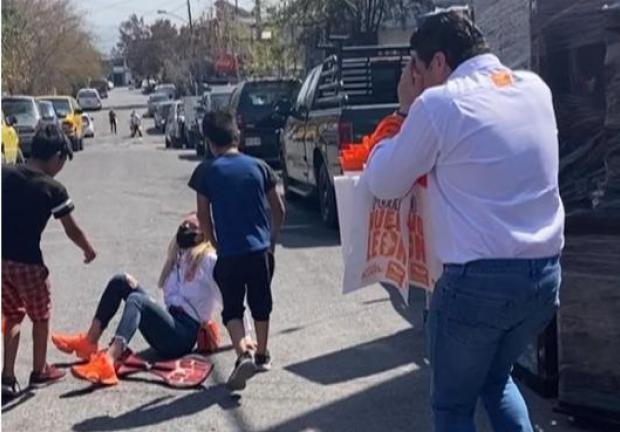 En su segundo día de campaña, Mariana Rodríguez, esposa del candidato de Movimiento Ciudadano, Samuel García, intentó andar en patineta… no lo consiguió.