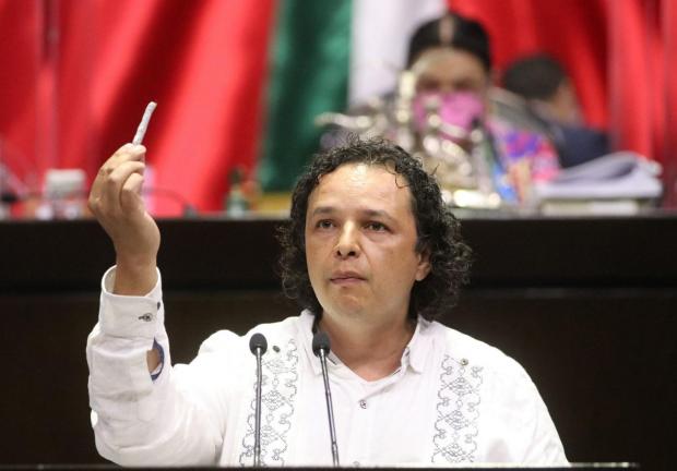 Hirepan Maya Martínez, diputado de Morena,  preparó un "churro" de cannabis mientras presentaba su reserva en la tribuna.