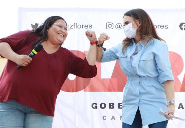 Clara Luz Flores (derecha) con Citlalli Hernández, en un recorrido de campaña.