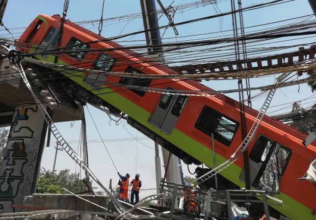 Labores de descenso para bajar el segundo vagón de la Línea 12 del Metro de CDMX.