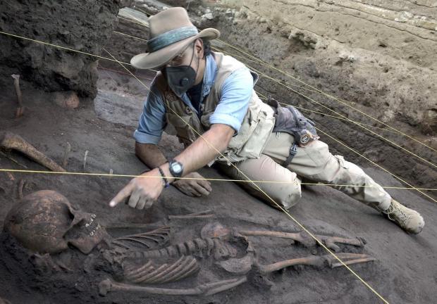 Un arqueólogo muestra uno de los entierros hallados en la casa xochimilca.