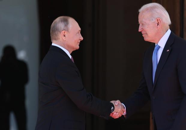 Joe Biden y Vladimir Putin se dan la mano durante su reunión en Ginebra, Suiza, el miércoles 16 de junio de 2021.