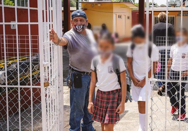 Menores regresan al plantel José Azueta, en Xalapa, Veracruz, ayer.