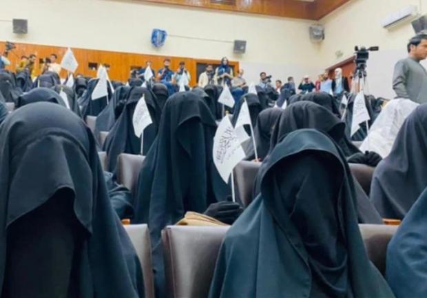 Bajo el control del nuevo régimen, 300 mujeres "aseguran" que apoyan sus medidas