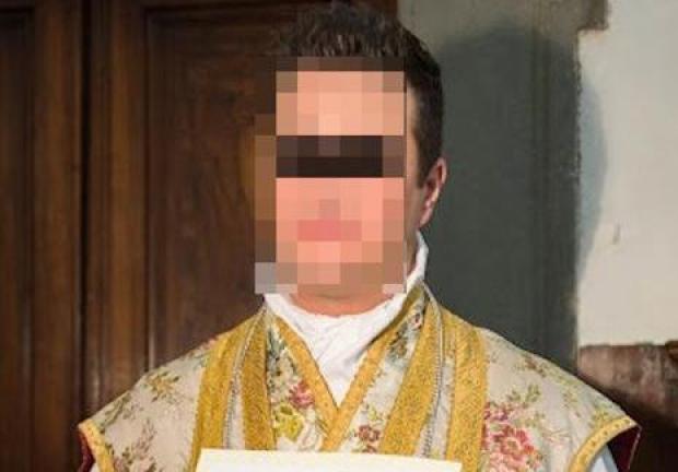 El sacerdote perdió el interés en celebrar bautizos y bodas y en cambio quería "apoyar" otras causas