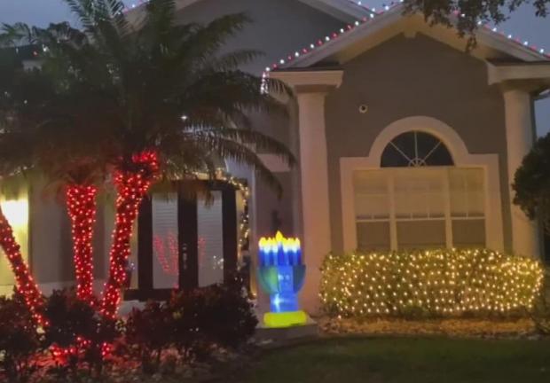 El vecino puso las luces de Navidad "un poco" antes, y recibió una advertencia de multa