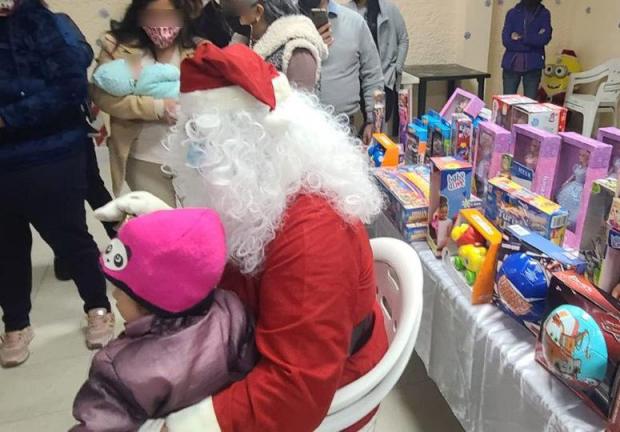 Santa Claus entregó regalos a hijas e hijos de madres presas.
