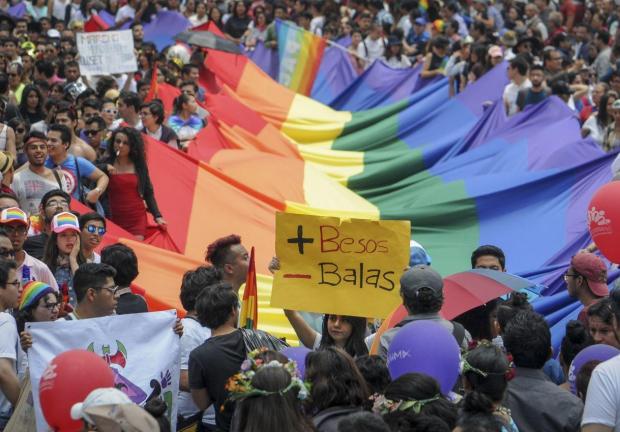 Exigen respeto durante la Marcha del Orgullo LGBT