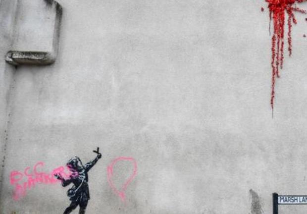 En febrero de 2020, desconocidos escribieron “BCC idiotas” en el mural del Día de San Valentín de famoso artista callejero Bansky, en Bristol, Reino Unido