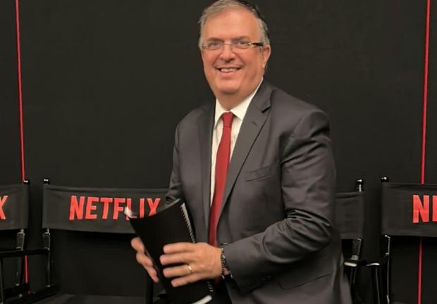 El canciller Marcelo Ebrard durante su visita en la sede de Netflix, en Los Ángeles, California