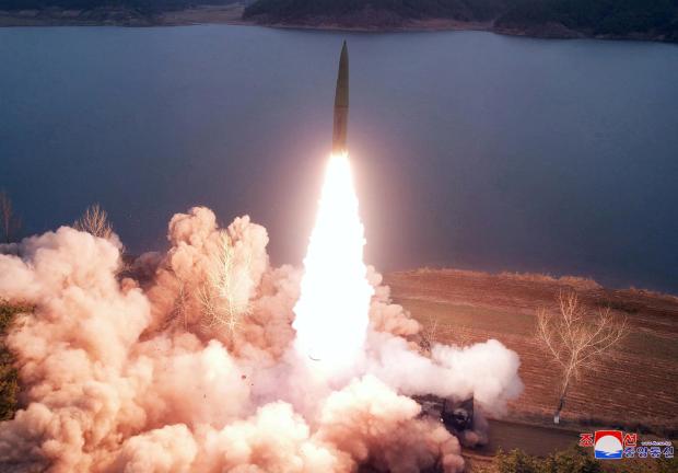 La imagen muestra un misil disparado por el ejército de Corea del Norte en un lugar no revelado el 15 de marzo de 2023