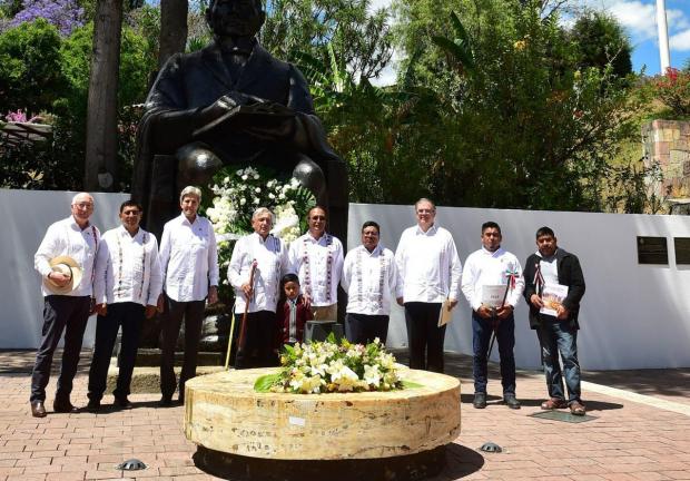 Ken Salazar, Salomón Jara, John Kerry, Andrés Manuel López Obrador, y Aldo González Rojas, durante el Aniversario del Natalicio de Benito Juárez, en Guelatao, Oaxaca.