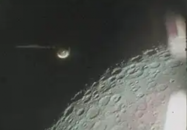 Escaneo digital de alta resolución de un cuadro completo de la película original del Apolo 16 que muestra el objeto en cuestión (centro superior) y su posición relativa a la luna. .