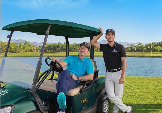 Mark Wahlberg y Abraham Ancer disfrutan de uno de los campos de golf.