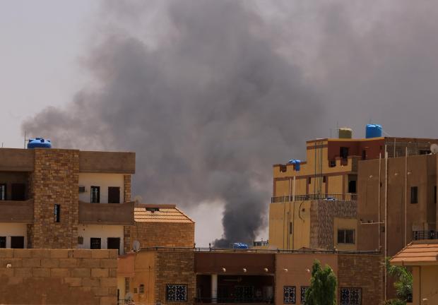 Se ve humo saliendo de los edificios durante los enfrentamientos entre las Fuerzas de Apoyo Rápido paramilitares y el ejército en Jartum Norte, Sudán. 22 de abril de 2023. REUTERS/ Mohamed Nureldin Abdallah