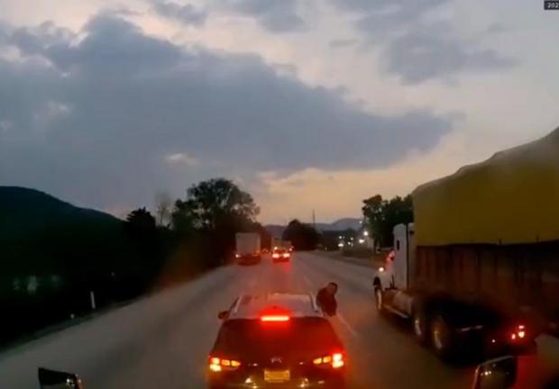 Un conductor de tráiler fue atacado a balazos en la autopista México-Querétaro, a la altura de Palmillas.