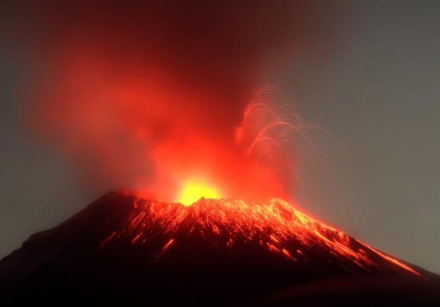 El volcán Popocatépetl continuó con intensa actividad la madrugada de este martes. El semáforo de Alerta Volcánica subió a Amarillo Fase 3 desde el día de ayer.