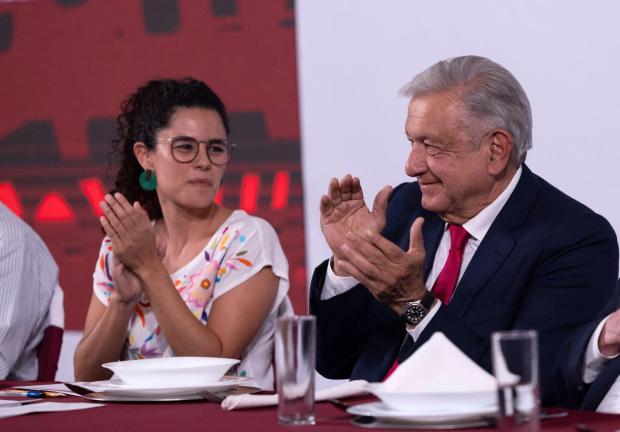 Luisa María Alcalde, secretaria del Trabajo, y Andrés Manuel López Obrador, Presidente de México, durante la conmemoración del Día del Trabajo, el 1 de mayo de 2023.
