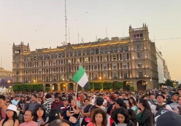 Cientos de fans llegaron horas antes al Zócalo para ver el concierto de Julieta Venegas.
