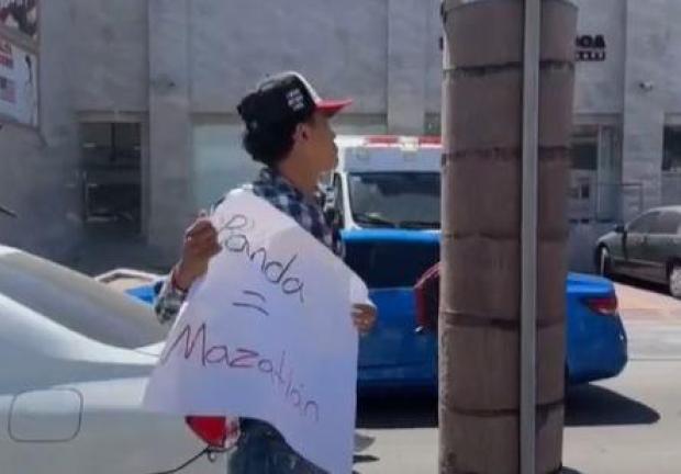 Varios músicos salieron a marchar en Mazatlán; piden que los dejen trabajar.