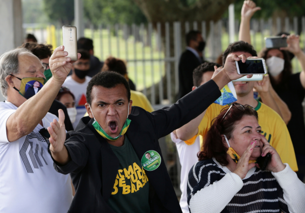 Los partidarios Bolsonaro, gritan a periodistas y medios de comunicación, en Brasil el 25 de mayo del 2020