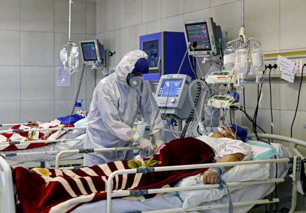 Imagen del 1 de marzo de 2020, un médico trata a un paciente infectado de COVID-19, en Teherán, Irán.