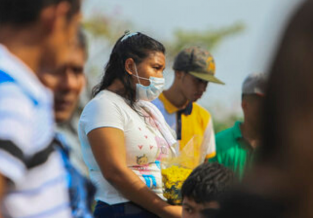 Un mujer asiste a un entierro en el cementario Central de Managua, Nicaragua, el 11 de mayo de 2020.