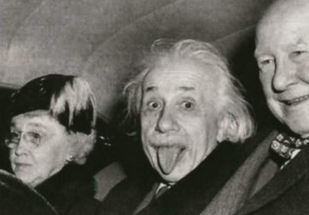 En su cumpleaños número 72, el reportero Arthur Sasse le tomo una fotografía a Albert Einstein -la más icónica- sacando la lengua, cuando salía del Club Princeton de Nueva York.